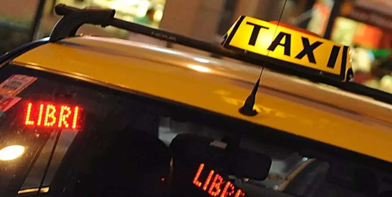 Córdoba: le cortaron la cara con una botella rota a un taxista para robarle el celular