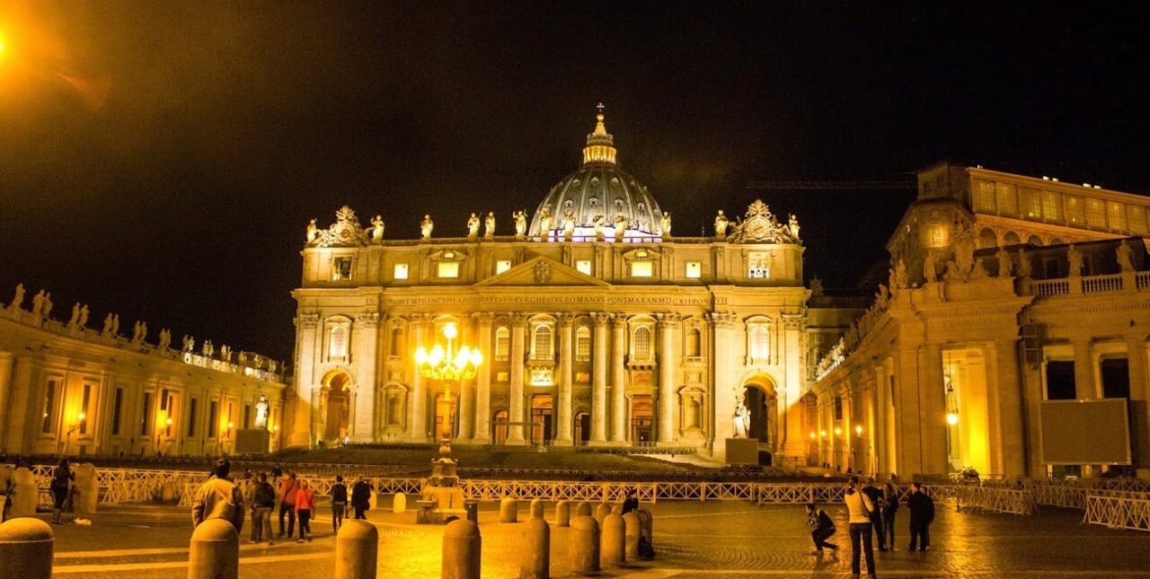 Un vehículo irrumpió en el Vaticano, los guardias dispararon y su conductor terminó detenido
