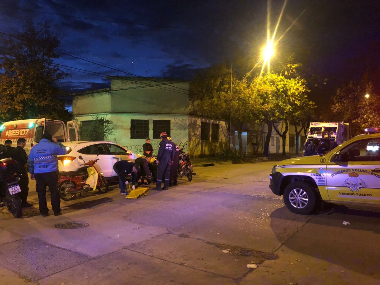 Venado Tuerto: una mujer fue trasladada al hospital tras fuerte choque entre moto y auto  