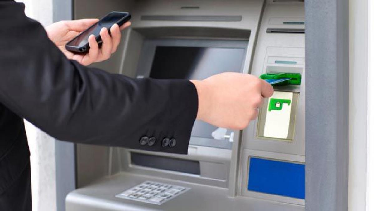 Cajeros automáticos: de qué se trata la estafa de “la regla” que te deja sin plata