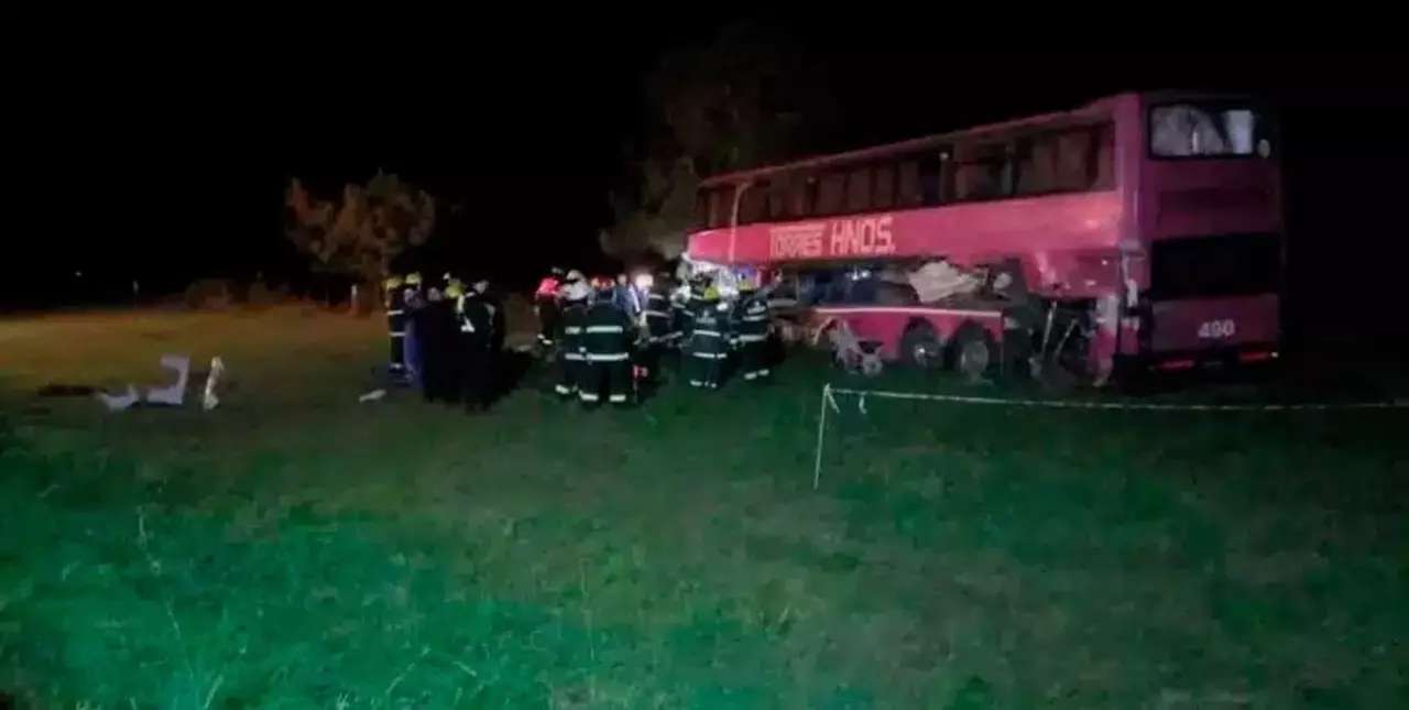 Tragedia en el sur santafesino: son cinco los muertos tras choque entre un camión y colectivo