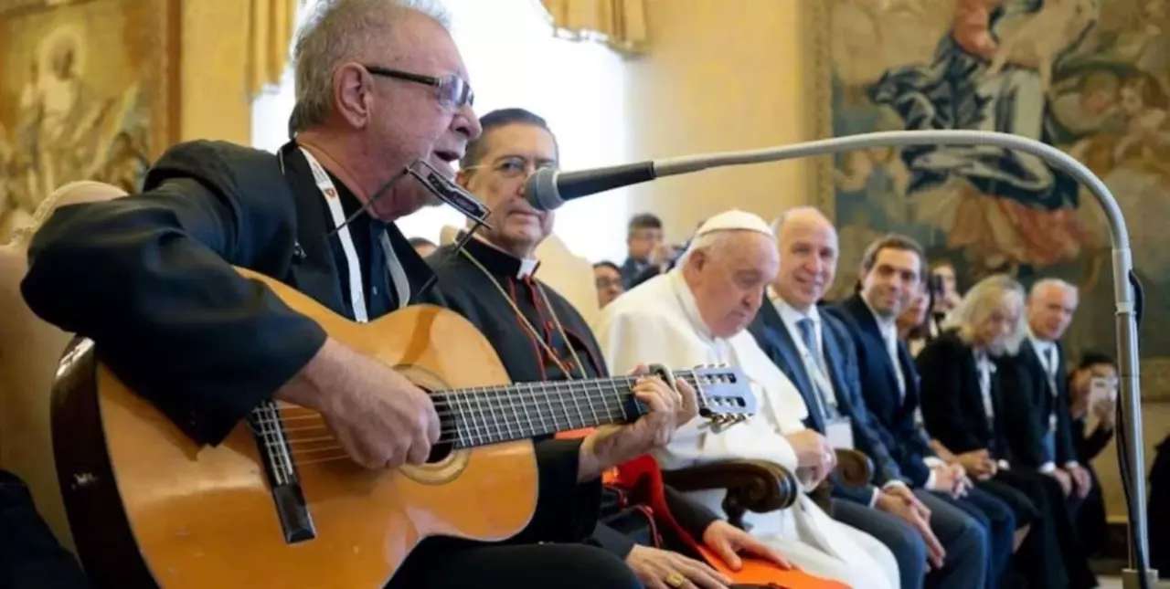León Gieco cantó “Solo le pido a Dios” en una emotiva presentación ante el Papa Francisco