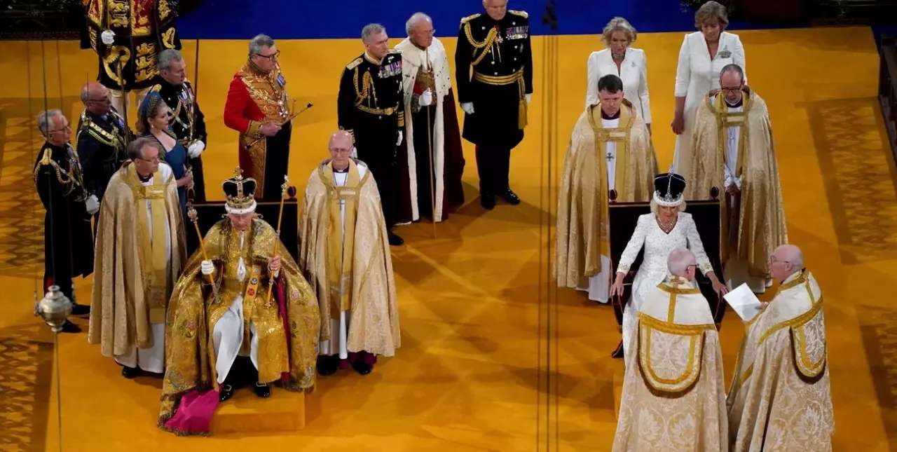 El rey Carlos III y su esposa Camila fueron coronados en una histórica ceremonia