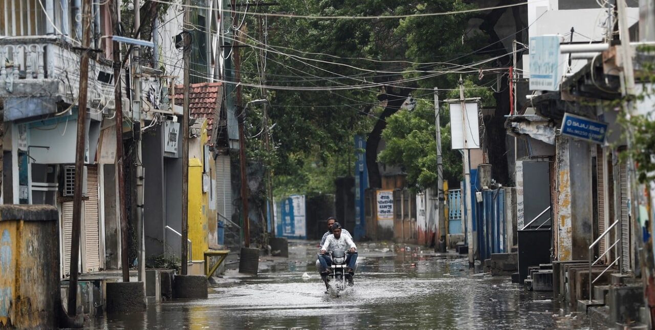 Evacuaciones masivas en India y Pakistán por la llegada de un poderoso ciclón