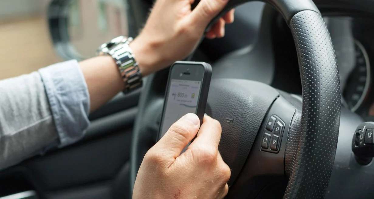 Estiman que el uso del celular al manejar cuadruplica el riesgo de sufrir un accidente