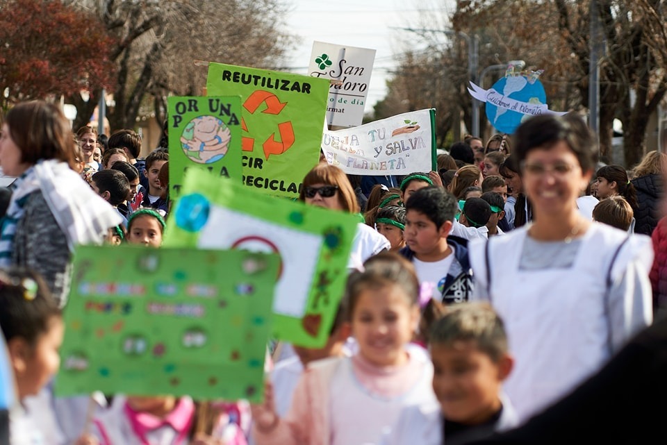 Firmat: una multitud participó de la caminata por el medioambiente 