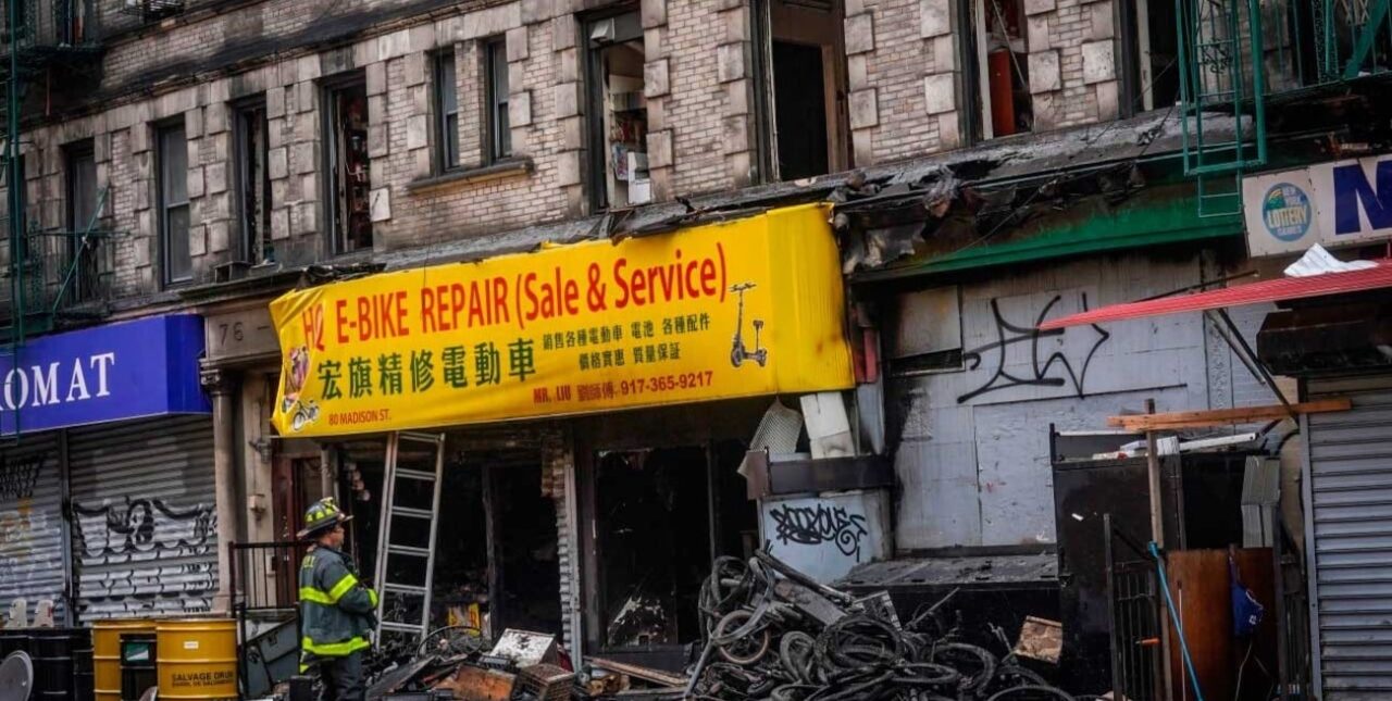 Nueva York: cuatro personas murieron tras incendiarse un taller de bicicletas eléctricas