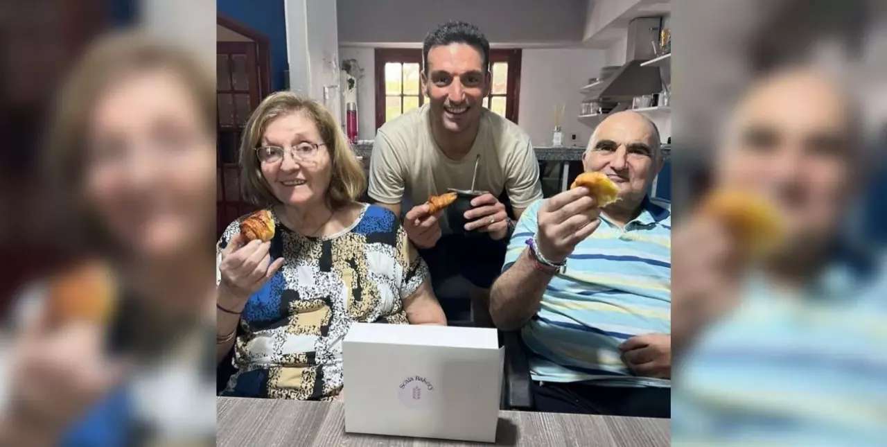 El líder de “La Scaloneta” volvió a Pujato y compartió un desayuno con sus padres