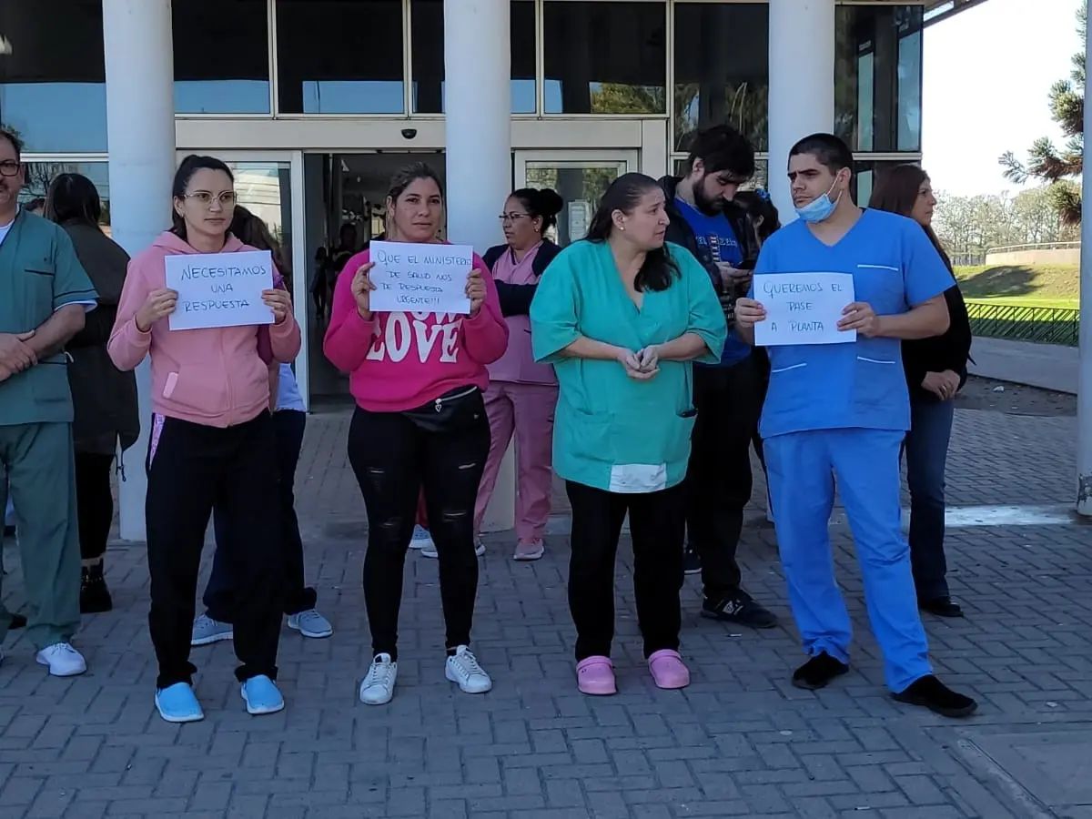 Trabajadores reemplazantes del Hospital Gutiérrez siguen sin cobrar y volverán a manifestarse