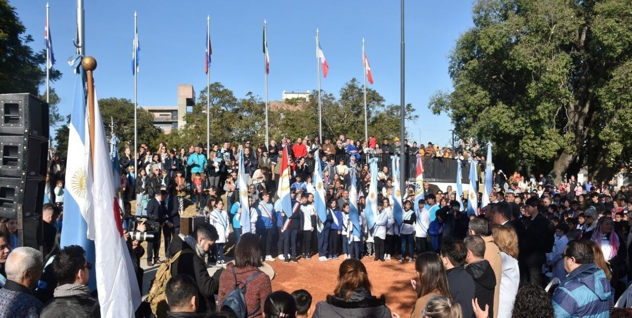 En el día de la insignia patria, se reinauguró la Plaza de las Banderas de Santa Fe