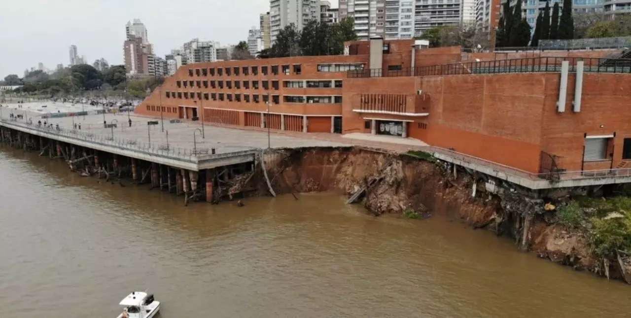 Barranca del parque España de Rosario: otro desprendimiento expone el atraso en las obras de recuperación