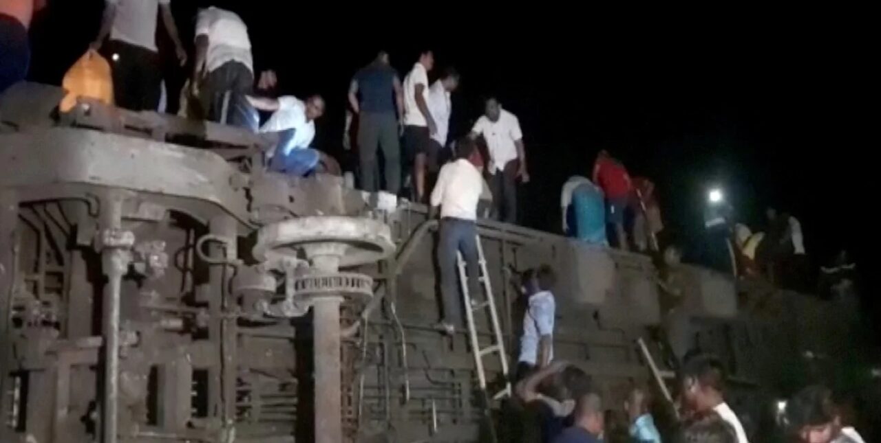 Tragedia ferroviaria en India: al menos 120 muertos y 850 heridos