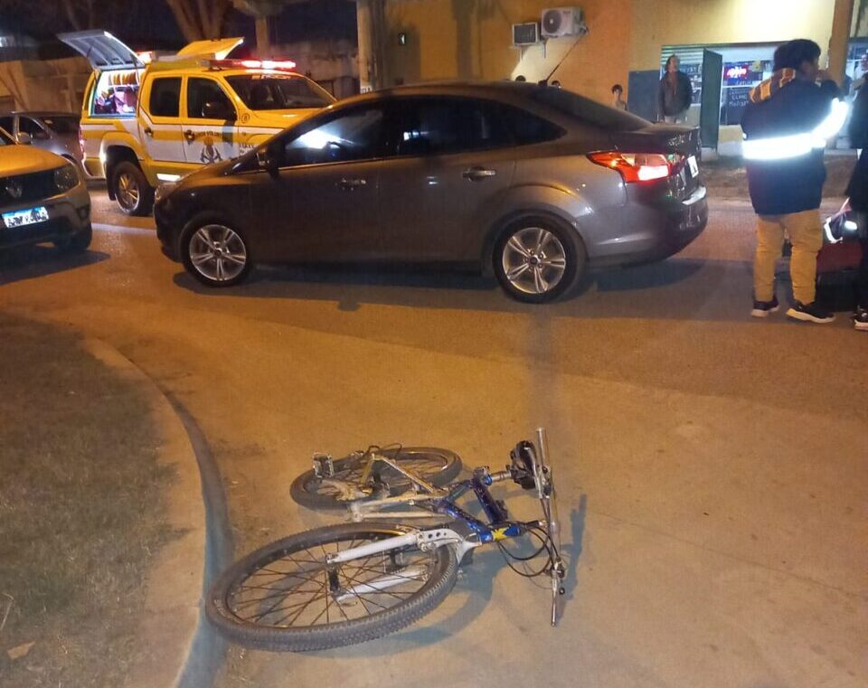 Choque entre auto y bici en Venado Tuerto: una persona lesionada