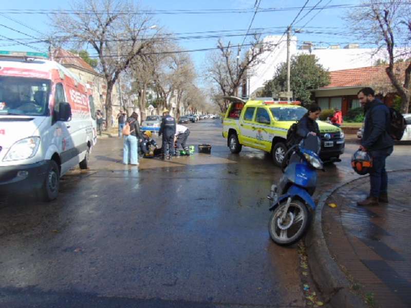 Una motociclista terminó hospitalizada tras sufrir un accidente en Venado Tuerto