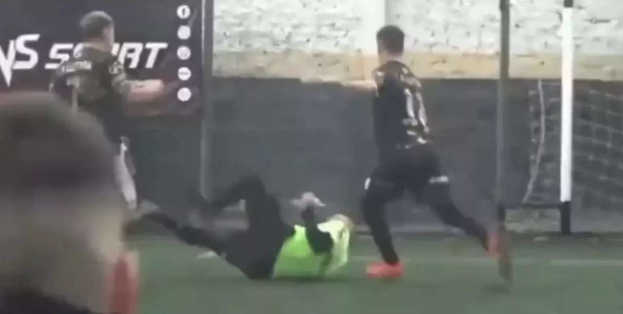 Video: Hallan muerto a un futbolista que había desmayado a un árbitro de una patada en la cabeza