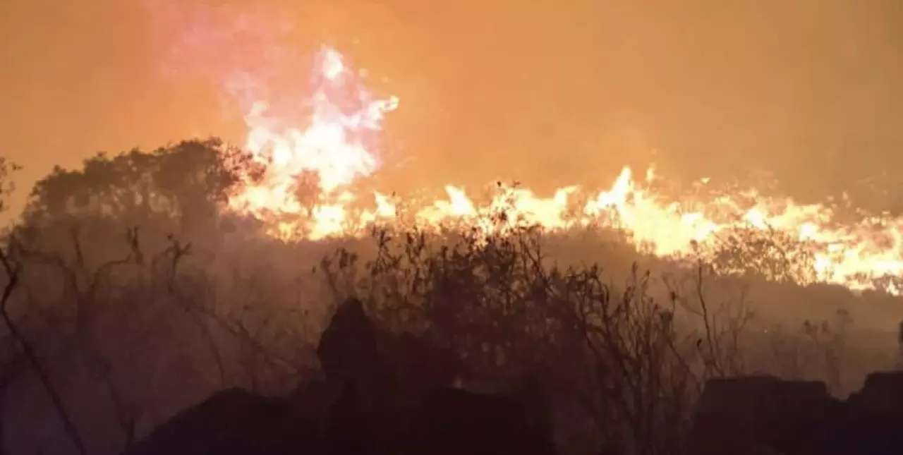 Arde el Cerro Uritorco: intenso operativo con seis dotaciones de bomberos intentan apagar el fuego