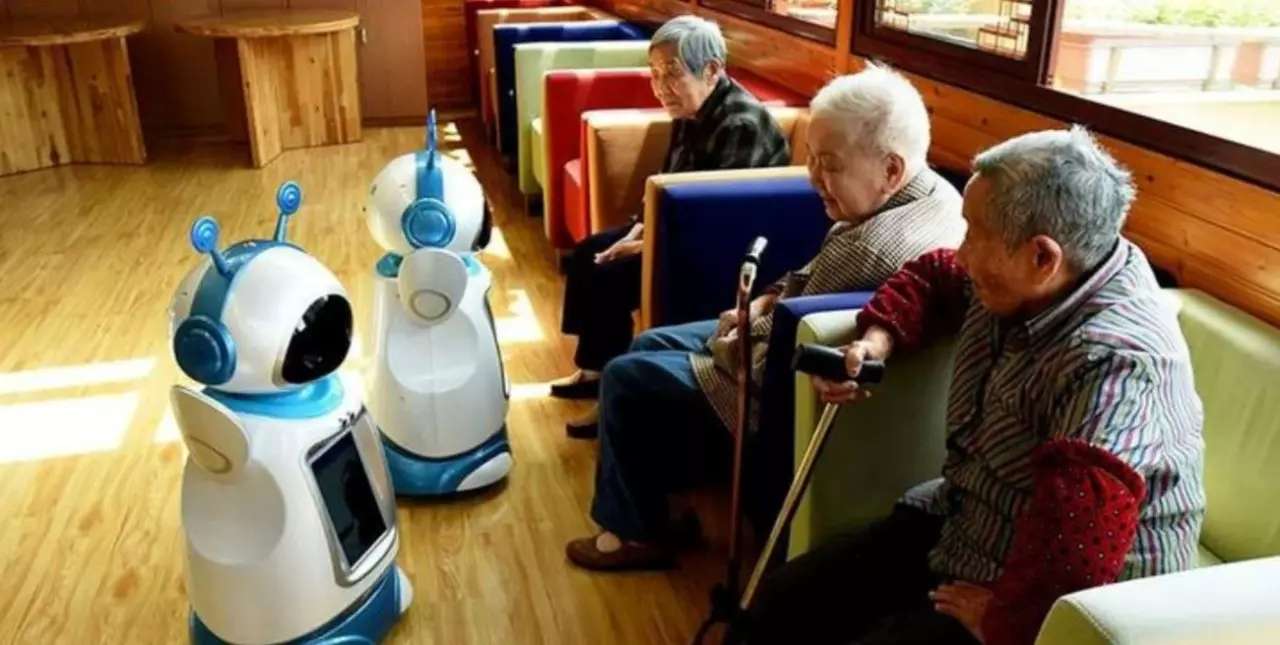 Robots inteligentes con IA para cuidar a los adultos mayores en China