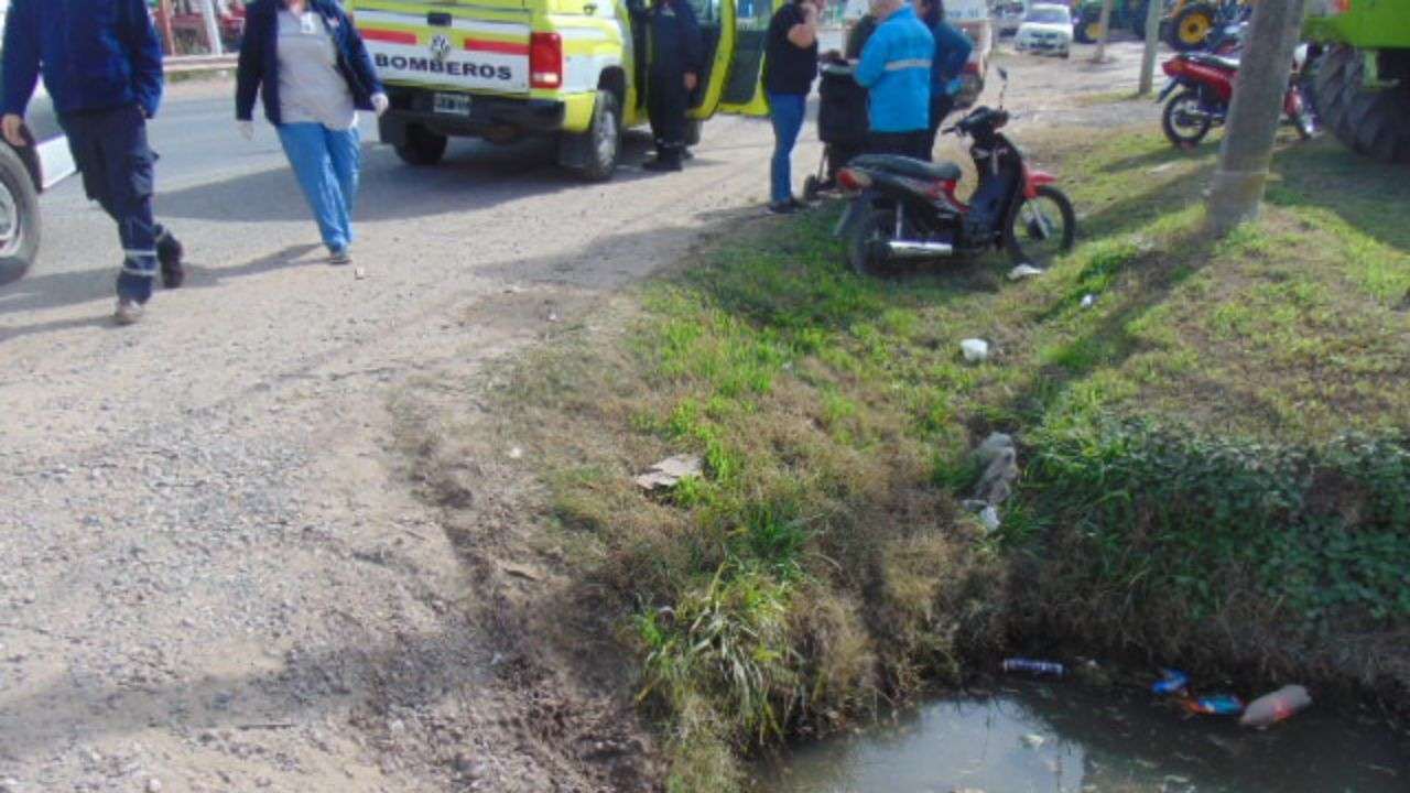 Una motociclista de 27 años que circulaba con su bebé de 4 meses cayó a una cuneta 