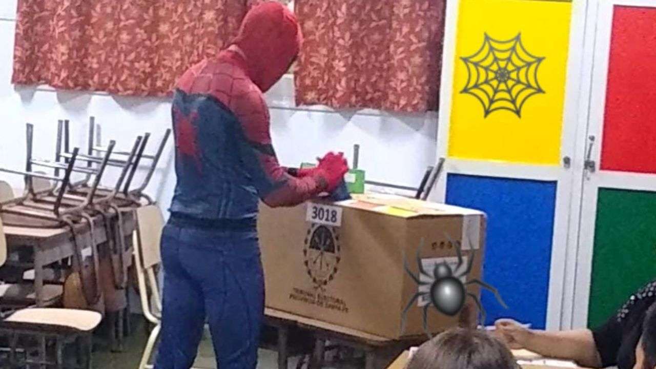 Avellaneda: Spiderman se iba a un cumpleaños, pero primero votó