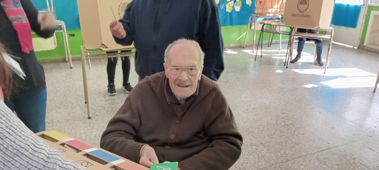 Don Julio, el abuelo venadense que a sus 96 años asistió a votar