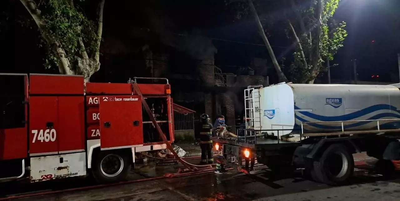 Incendio de grandes dimensiones en un depósito de Rosario