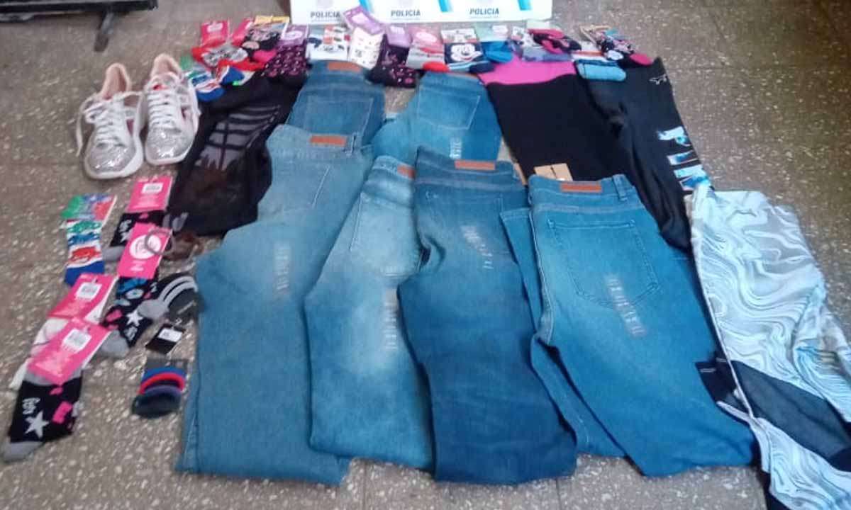 Roban importante cantidad de calzas, jeans y zapatillas en Rufino