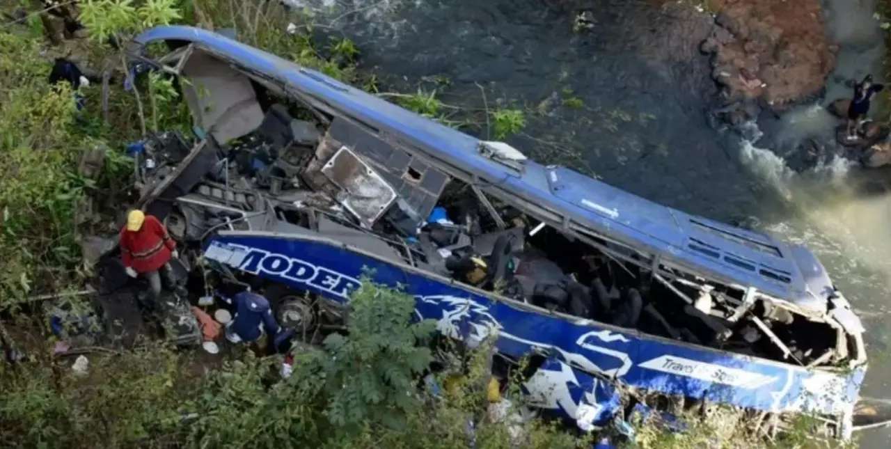 Al menos 10 personas murieron tras volcar un autobús y caer a un abismo en Perú