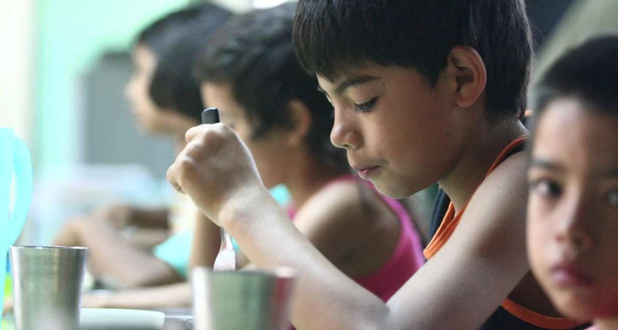 Aumentó un 20 % la cantidad de chicos que asiste a los comedores escolares desde la prepandemia