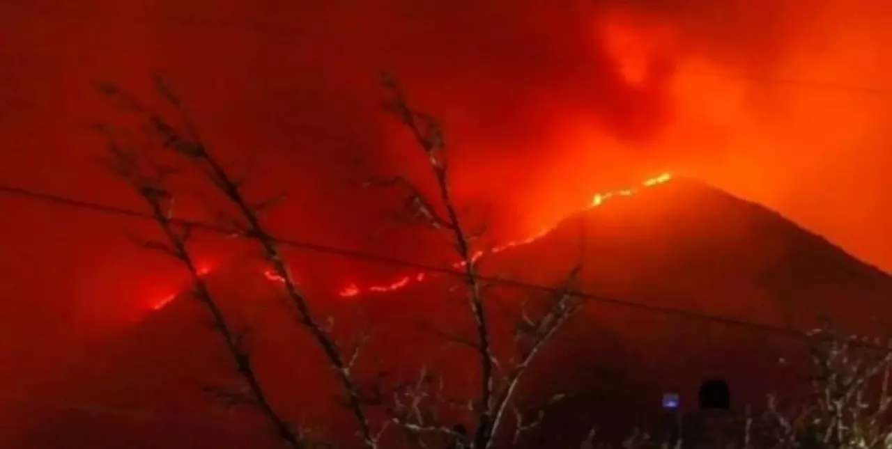 Imágenes impactantes: logran controlar parte del incendio en el cerro Uritorco de Córdoba