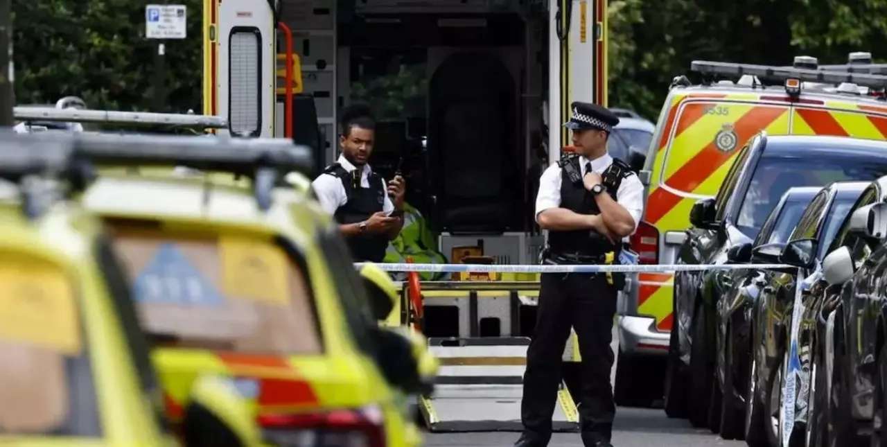 Una niña muerta y 16 heridos al chocar un auto contra una escuela en Londres