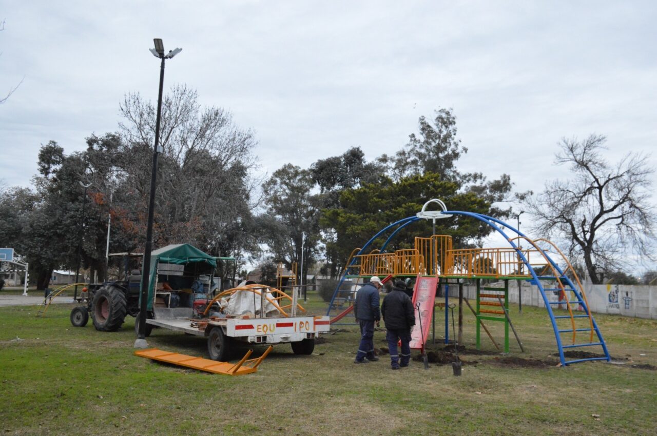 El gobierno venadense instaló un nuevo juego infantil en la plaza Soberanía Nacional 