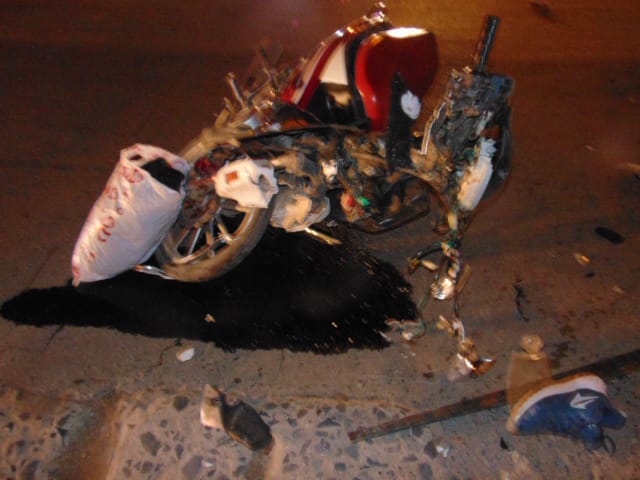 Violento accidente entre moto y auto con una persona hospitalizada en la noche del jueves
