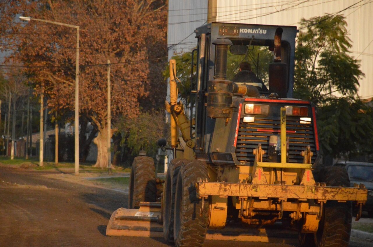 El gobierno municipal sigue pavimentando y realizando mantenimiento en calles de calzada natural