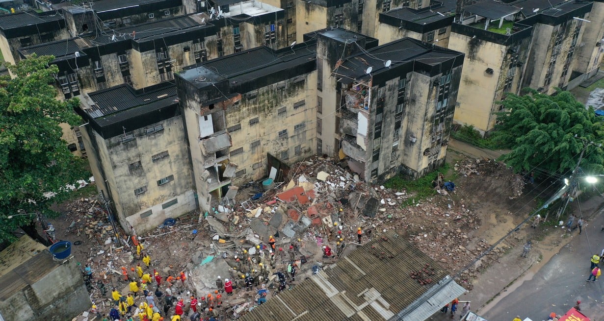 Video: se derrumbó un edificio en Brasil y buscan sobrevivientes bajo los escombros