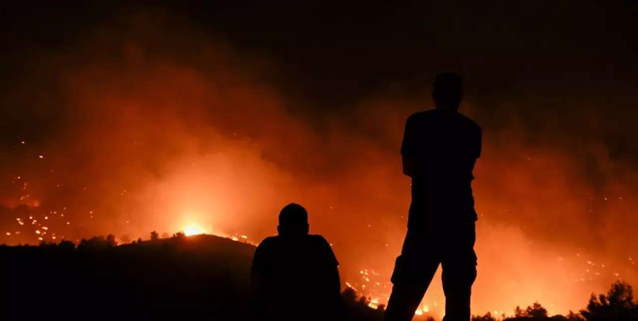 Grecia: miles de turistas debieron ser evacuados por los incendios forestales