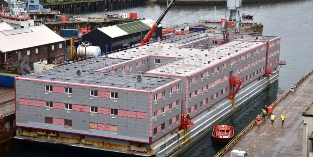 Así es la cárcel flotante para inmigrantes que prepara Reino Unido