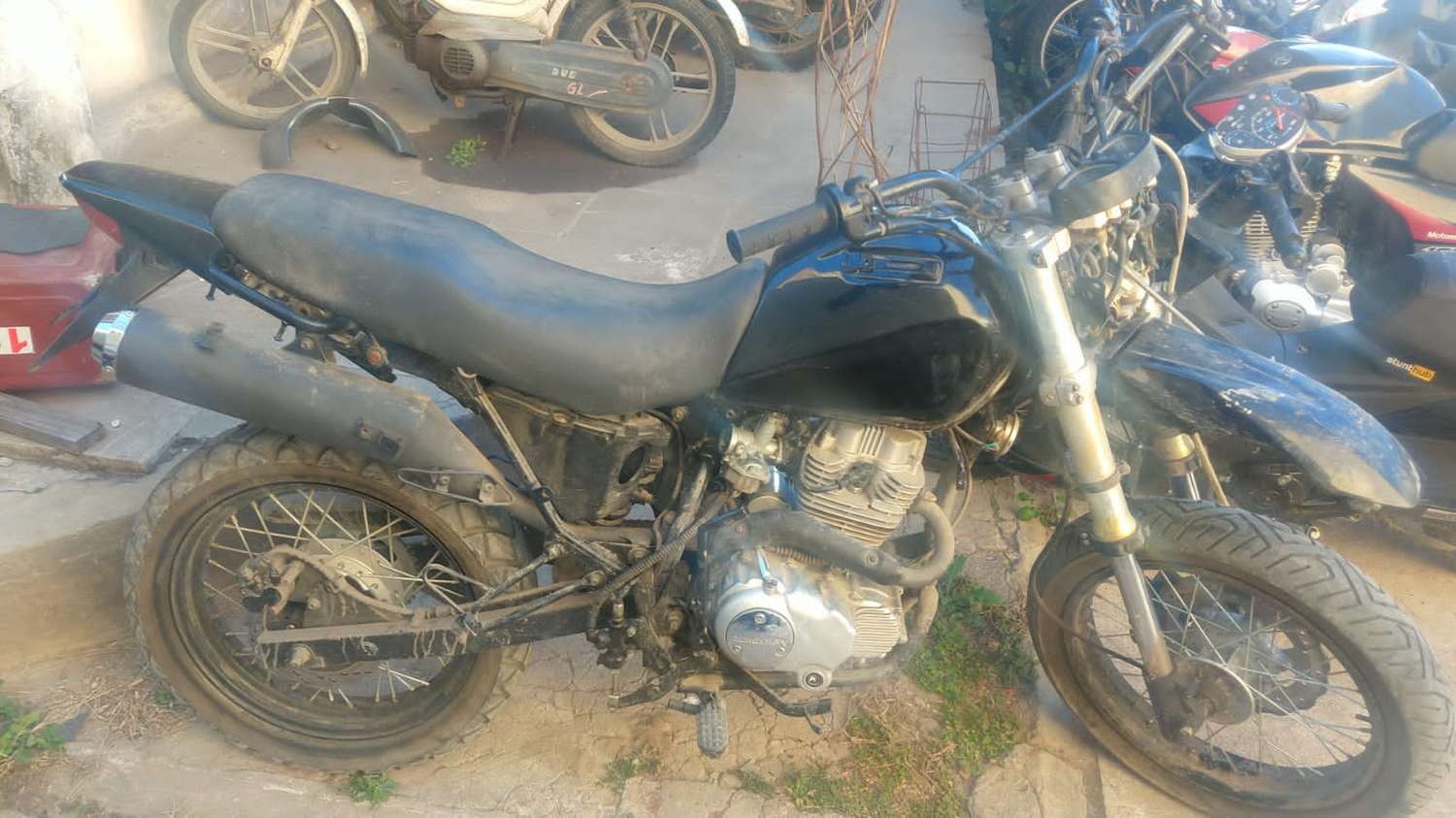 Detuvieron a dos jóvenes que querían darle arranque a una moto robada