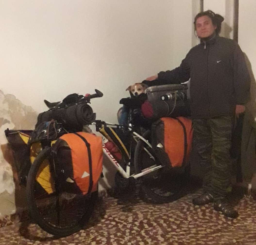 Nito, el trotamundos de la bicicleta, empieza el regreso a tierra chilena
