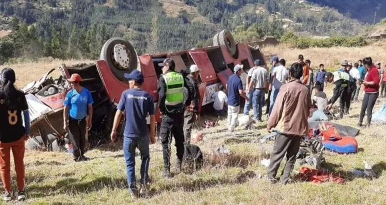 Perú: al menos 12 personas murieron en la caida de un micro cayó un barranco