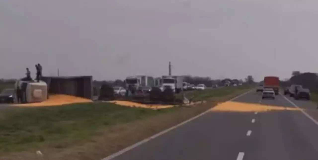 Vuelco de un camión interrumpe el tránsito en autopista Rosario-Santa Fe: el chofer quedó atrapado en la cabina