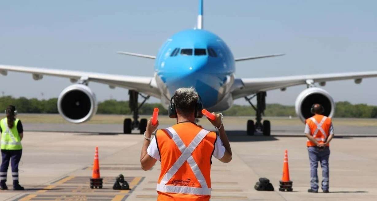 Las aerolíneas que operan en el país aumentarán sus tarifas con 4 % de tope mensual