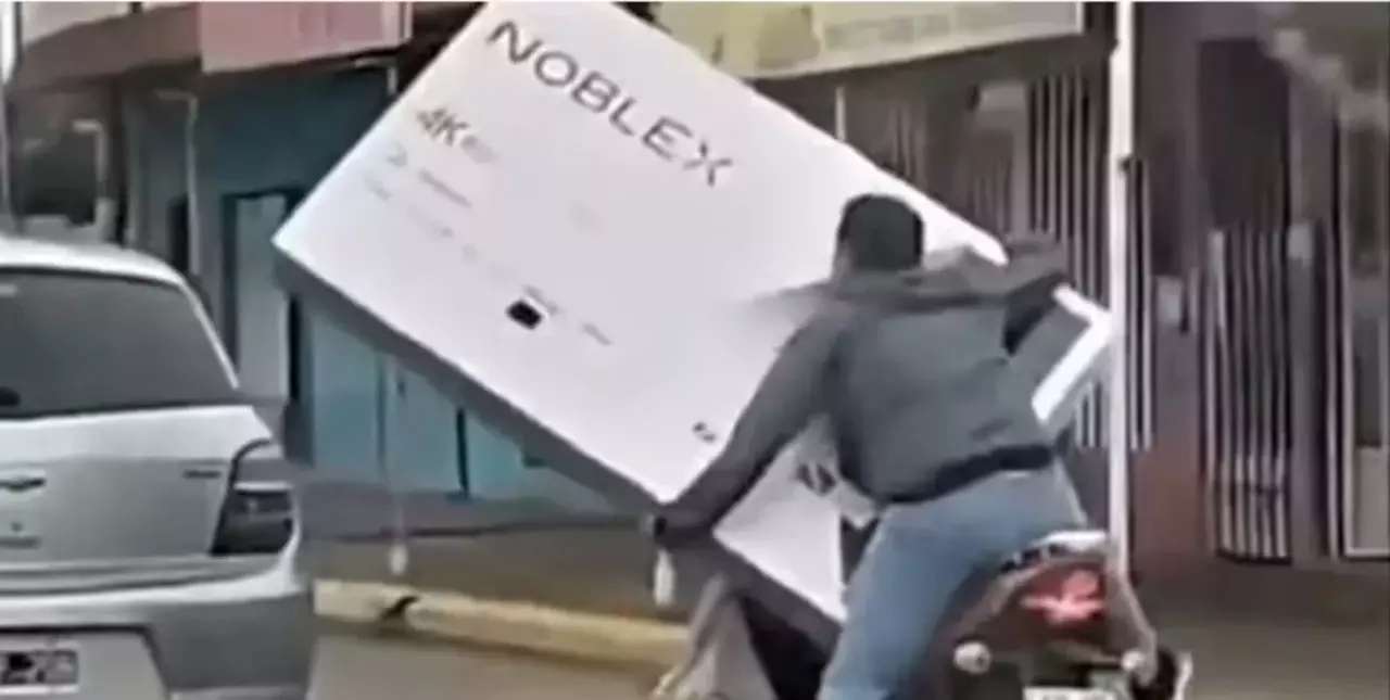 (Video) Compró un televisor, intentó trasladarlo en moto pero todo terminó mal
