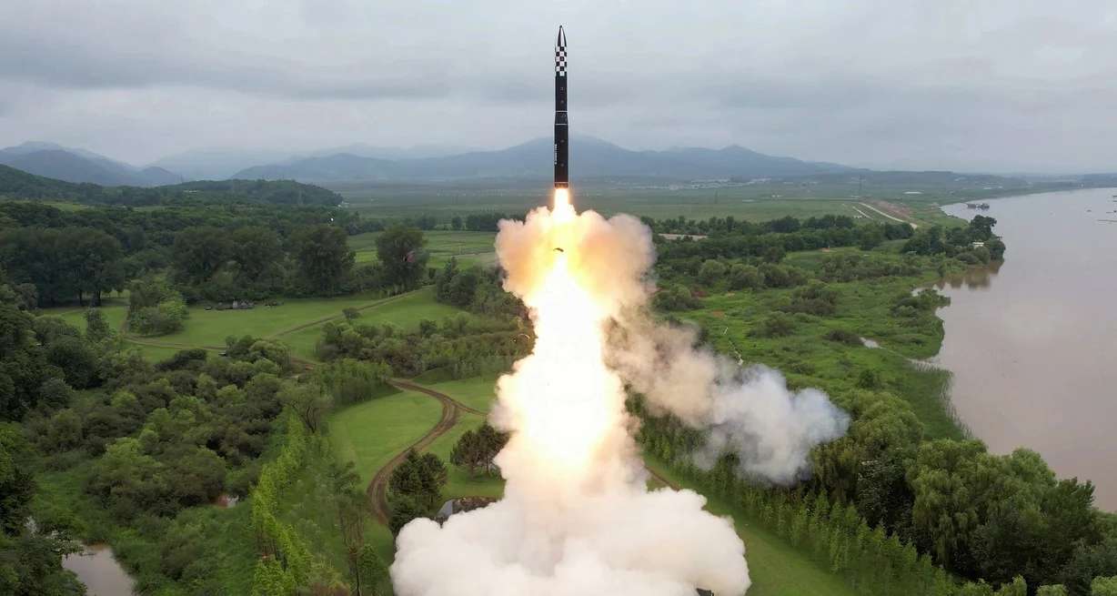 Japón denunció que Corea del Norte lanzó dos misiles balísticos, a la par que negocia con la OTAN