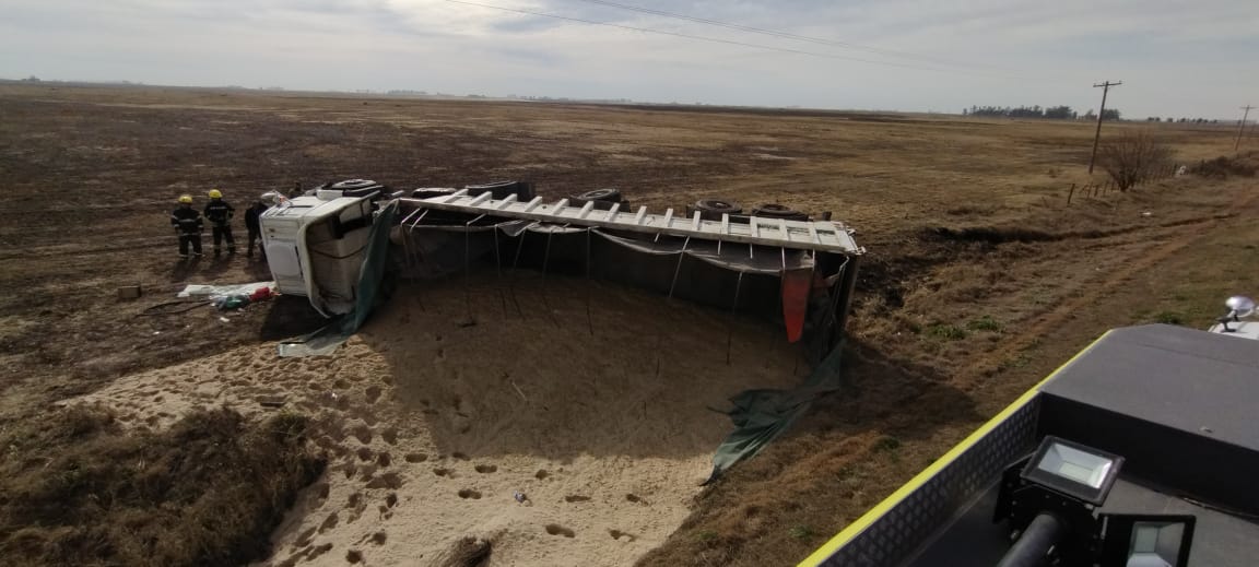 Ruta 33: volcó un camión cargado con arena y cuatro personas fueron hospitalizadas