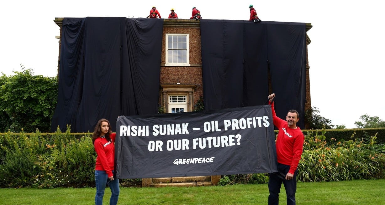 Reino Unido: ambientalistas colocaron una tela negra sobre la mansión del primer ministro