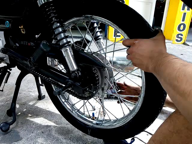 Insólito: robaron sólo el neumático trasero de una moto