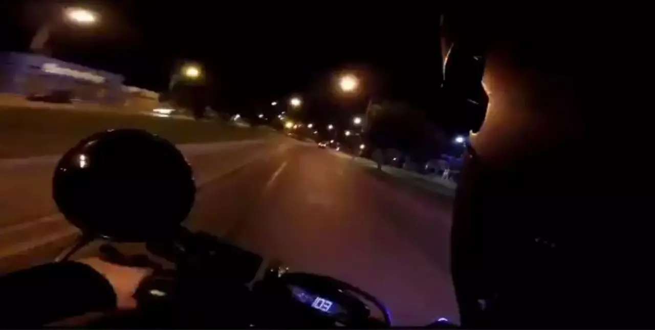 Estremecedoras imágenes a bordo del motovehículo policial evidenciando el altísimo riesgo de las maniobras.