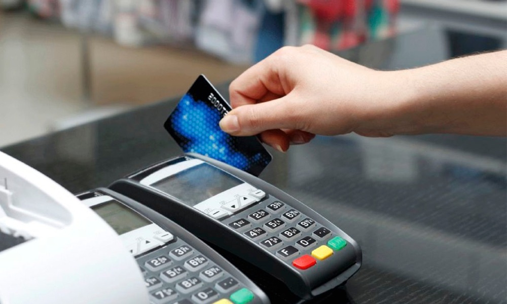 Desde la OMIC instan a no cobrar recargo por compras con tarjeta de débito