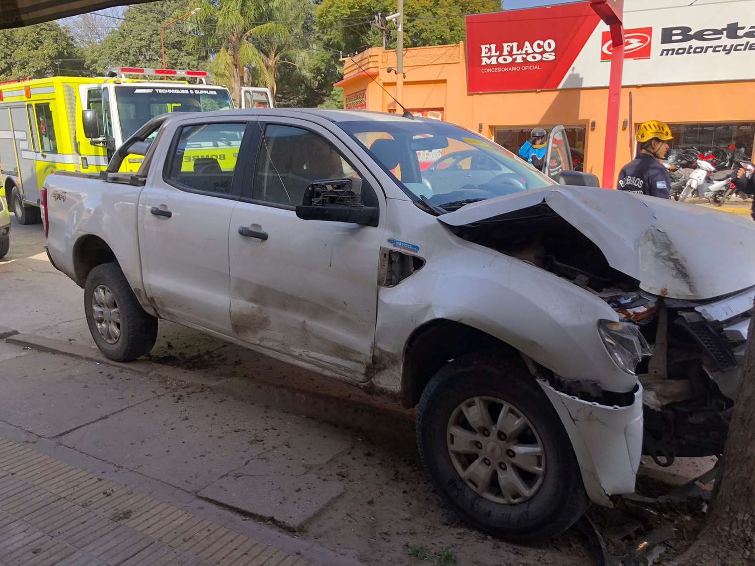 Una camioneta colisionó contra un árbol en Santa Fe y Rivadavia
