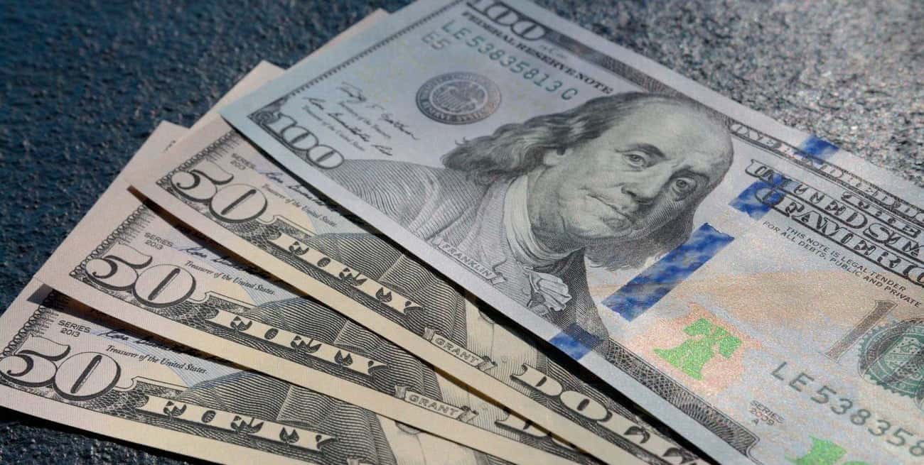 El dólar oficial se devaluó casi 10%: pasó a costar $ 438